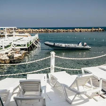 сomfortable 3 + 1 By The Sea Apartment Templos